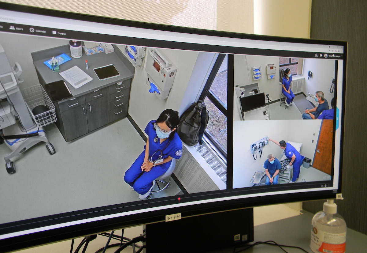 A computer screen shows monitoring of the student and patient simulation.