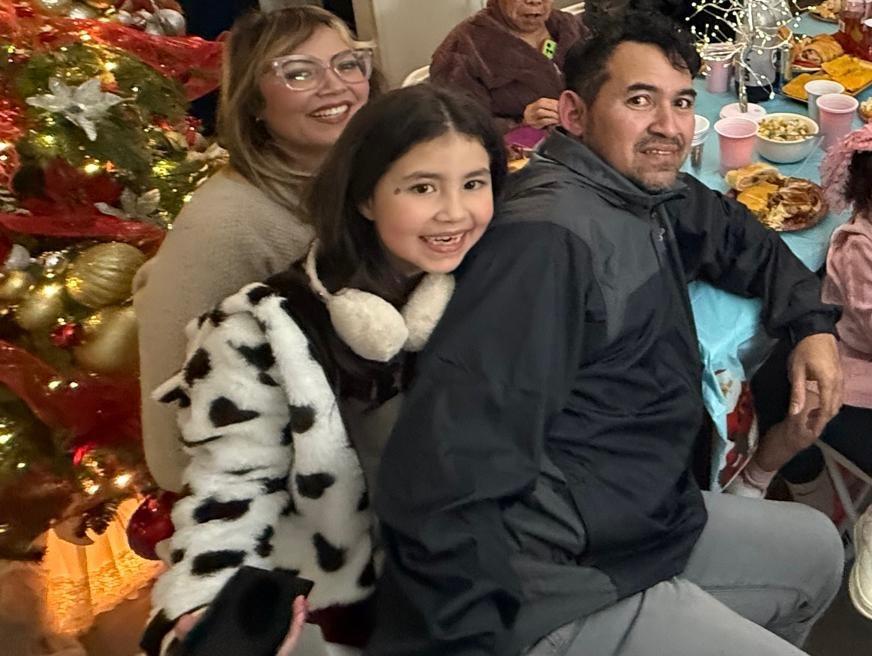 Diana Crespo González, 7, with her parents.